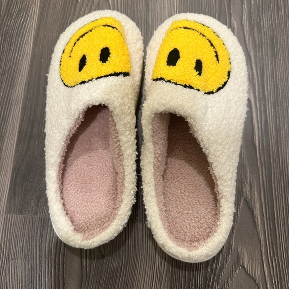 Brand new cozy slippers with smiley faces - size 6 - 7 - Picture 5 of 6